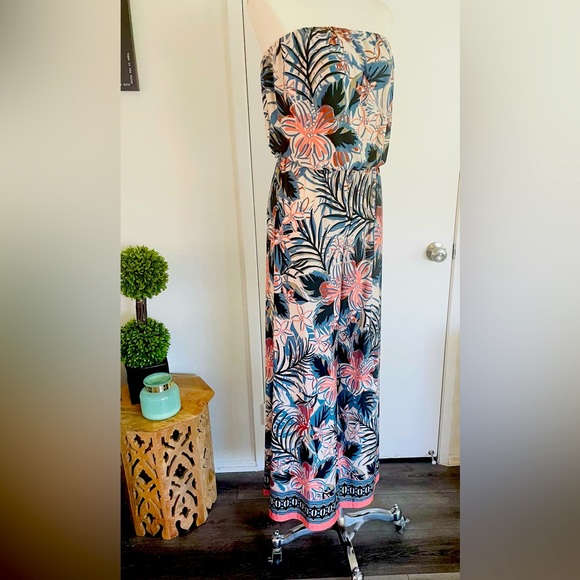Sandiva Pants - 💕Sandiva strapless jumpsuit💕 size S runs a little big. Brand new. Beautiful